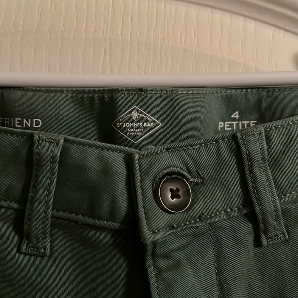 St. John’s Bay Capris size 4 Petite style is Girlfriend
